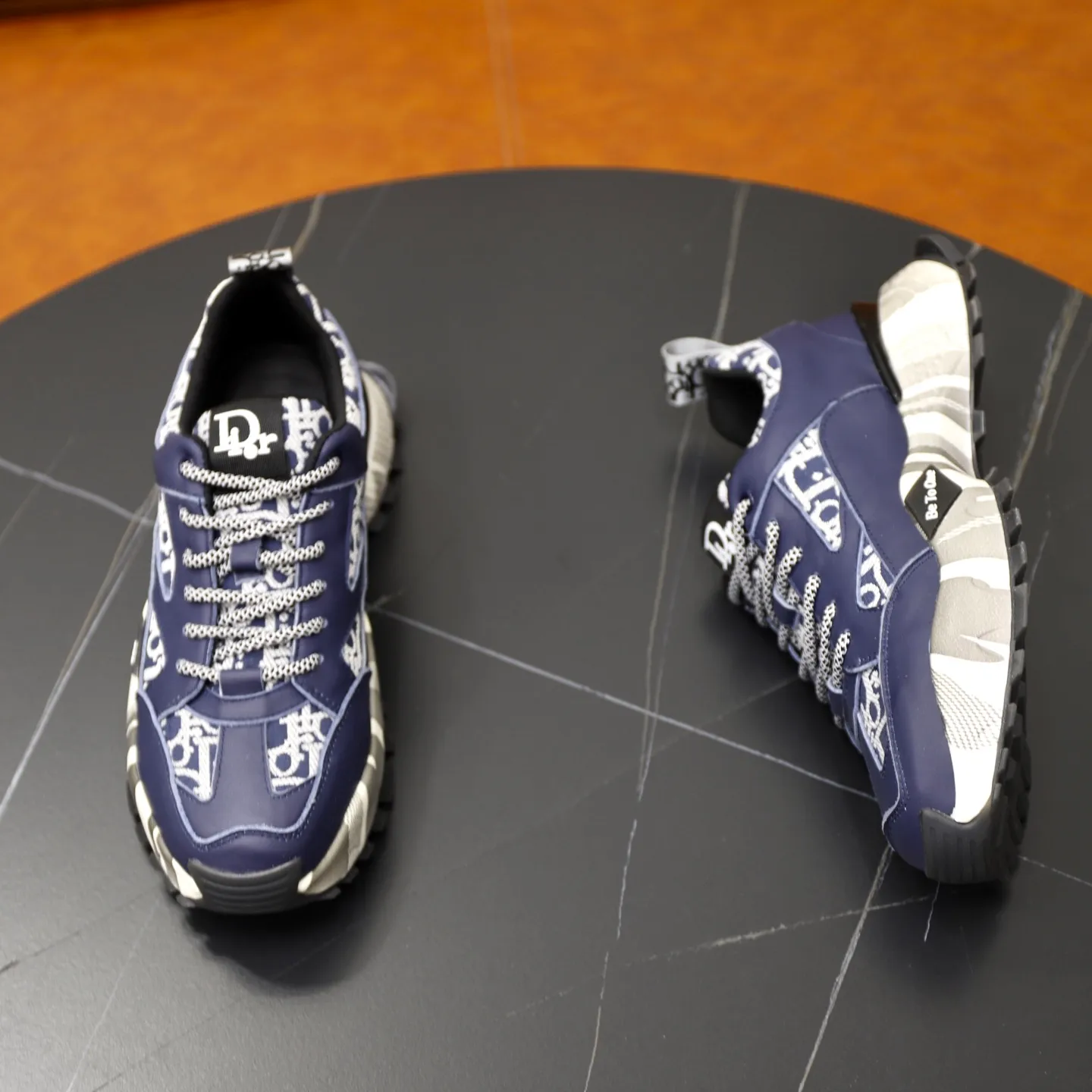 Ex-factory price: 462💰🙅‍♂️🙅‍♂️🙅‍♂️ Brand: Dior DIOR Standard code: 38-44 (45 customized) Grade: Same as the official website Material: Original cowhide material spliced with brand cloth Comfortable and breathable lining Lightweight and wear-resistant sports outsole Style category: Men's fashion casual shoes Running sports shoes Distinguished luxury brand elements Top luxury color: actual picture color